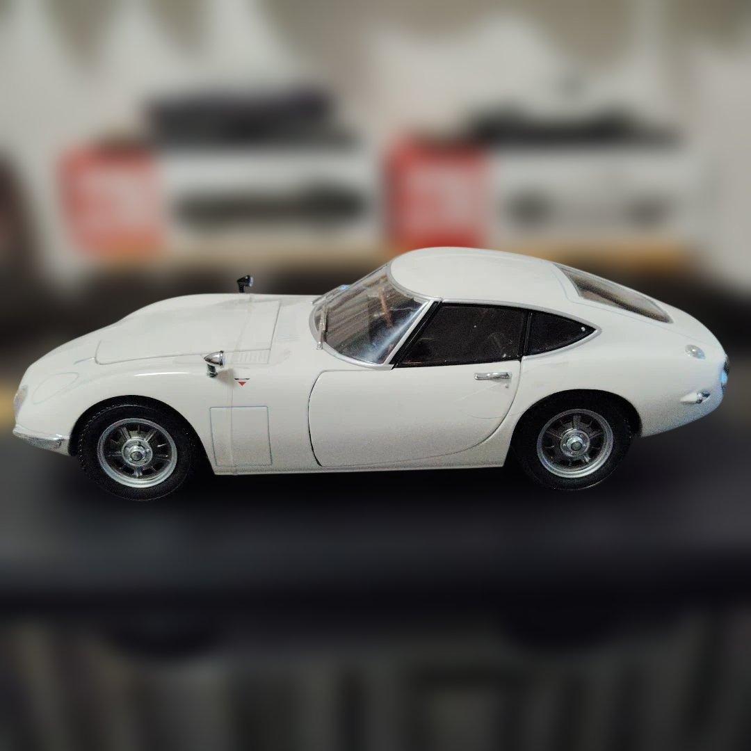 トヨタ 2000GT ホワイト 1/18 ミニカー
