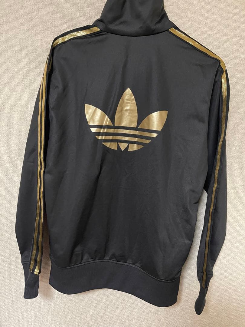 adidas ブラック ゴールド ジャージジャケット