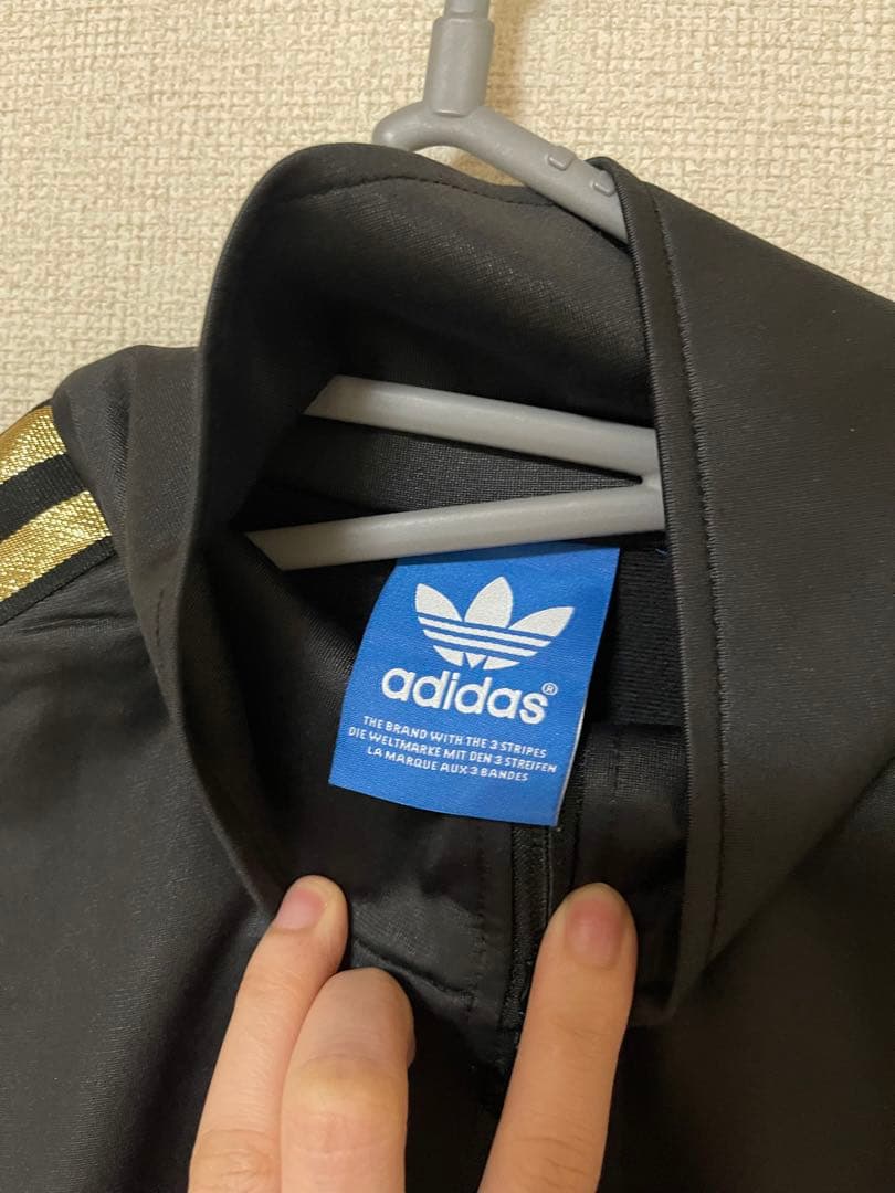 adidas ブラック ゴールド ジャージジャケット
