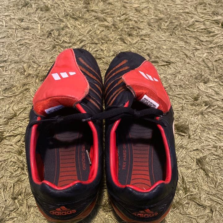 サッカースパイク　アディダス　プレデター