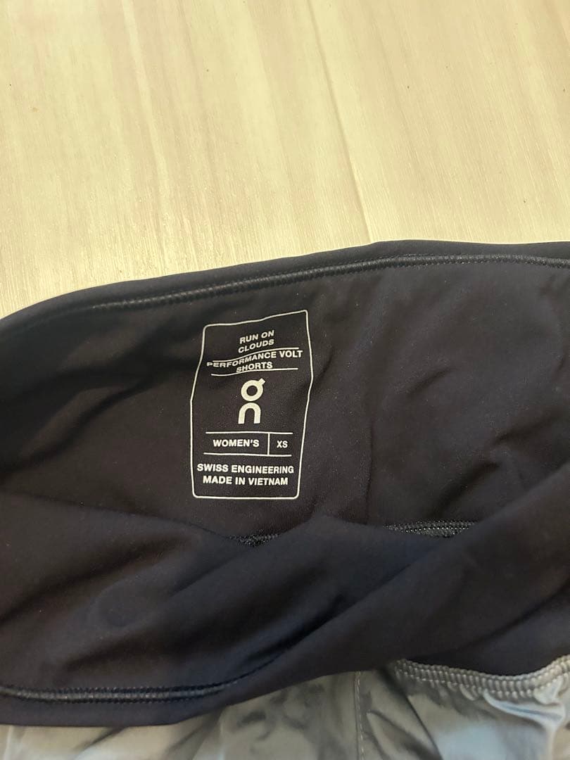 On Performance Volt Shorts オン　ランニングショーツ