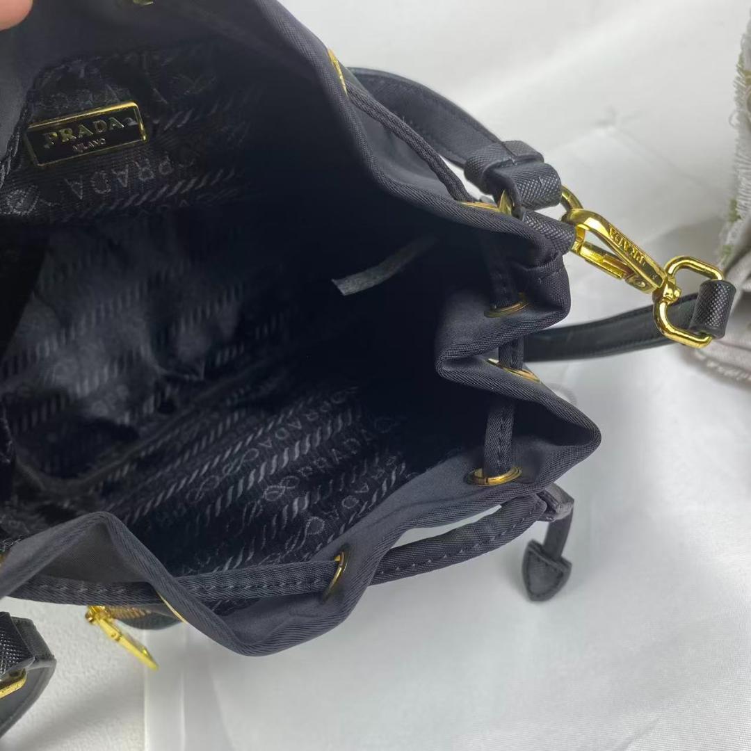 美品 PRADA ノベルティショルダーバッグ バケットバッグ
