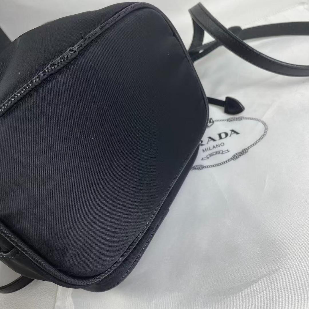 美品 PRADA ノベルティショルダーバッグ バケットバッグ