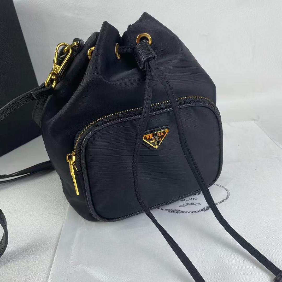 美品 PRADA ノベルティショルダーバッグ バケットバッグ