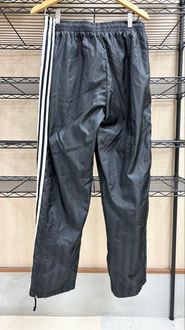 新品未使用　adidas ストライプジャージパンツ 黒