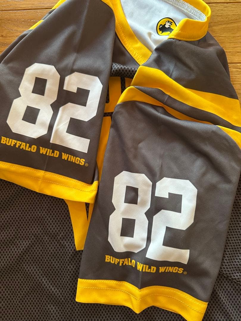 BUFFALO WILD WINGS アメリカンフットボールシャツ 82