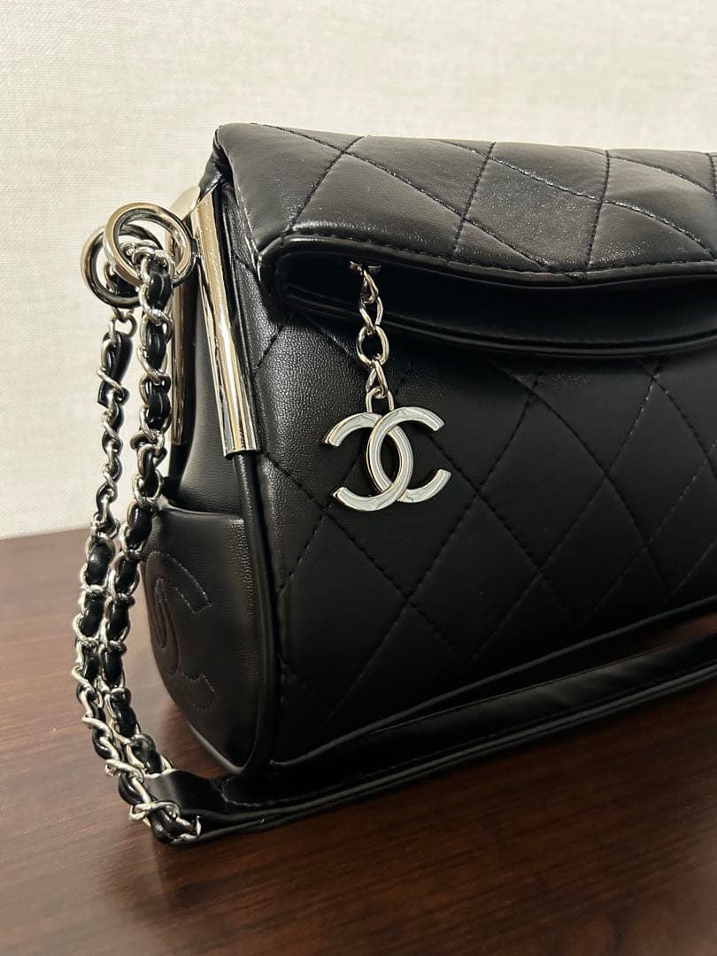 CHANEL ノベルティ ブラック チェーンショルダーバッグ チャーム付き