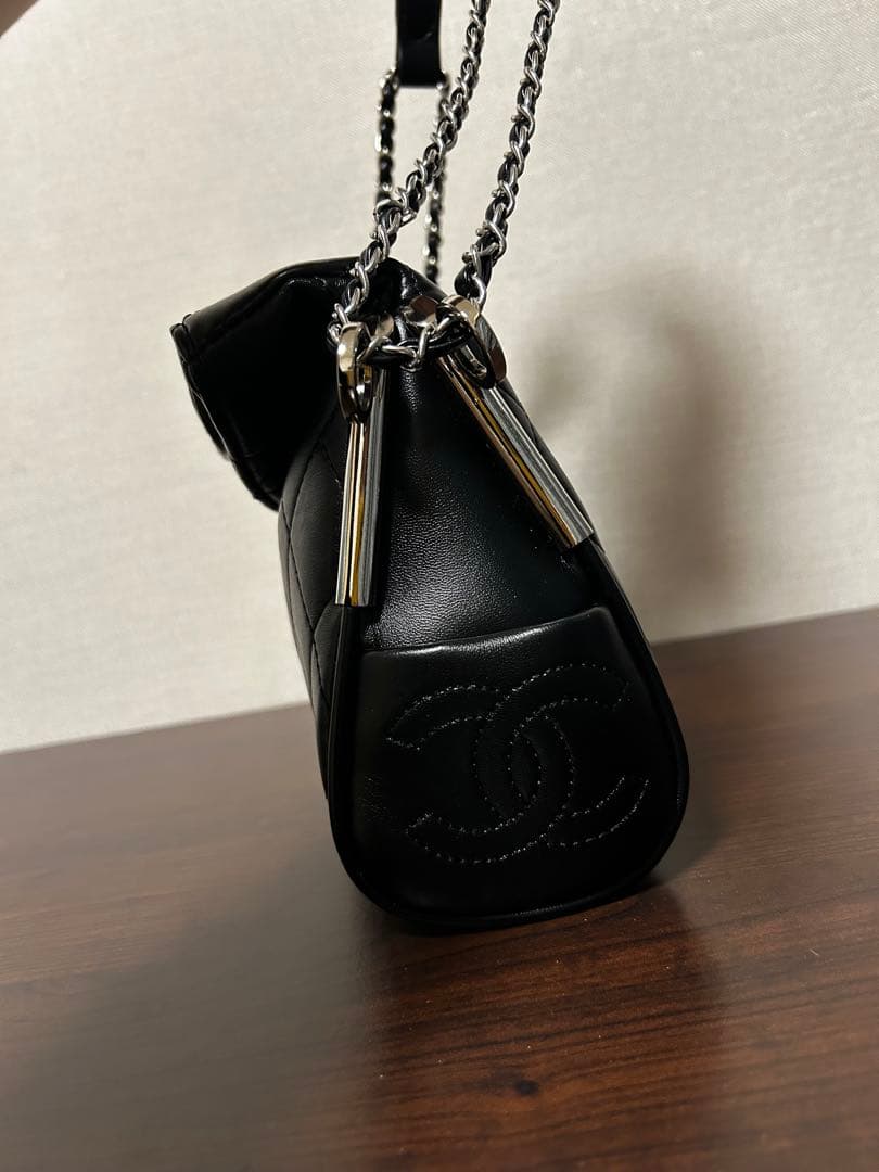 CHANEL ノベルティ ブラック チェーンショルダーバッグ チャーム付き