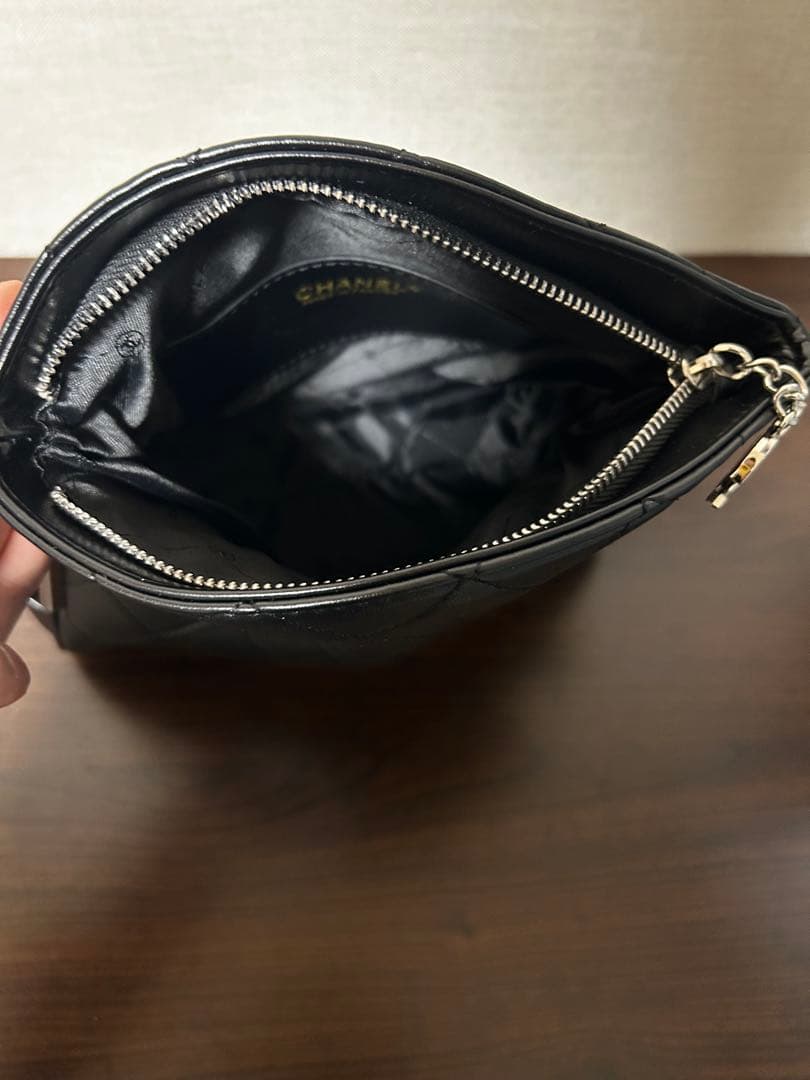 CHANEL ノベルティ ブラック チェーンショルダーバッグ チャーム付き