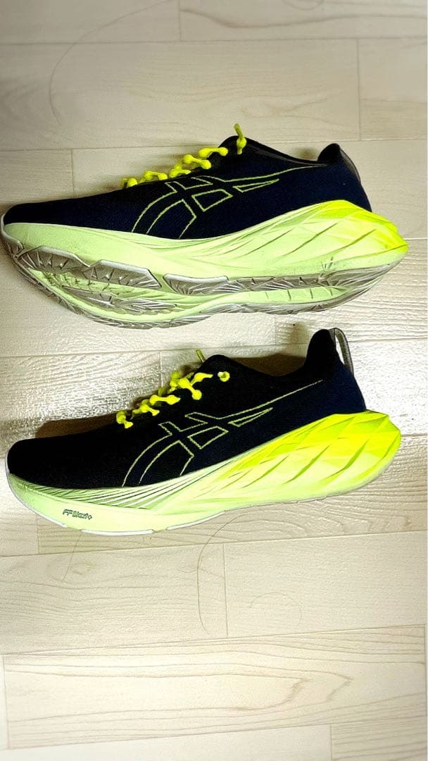 ASICS Novablast 25.5cm ランニングシューズ