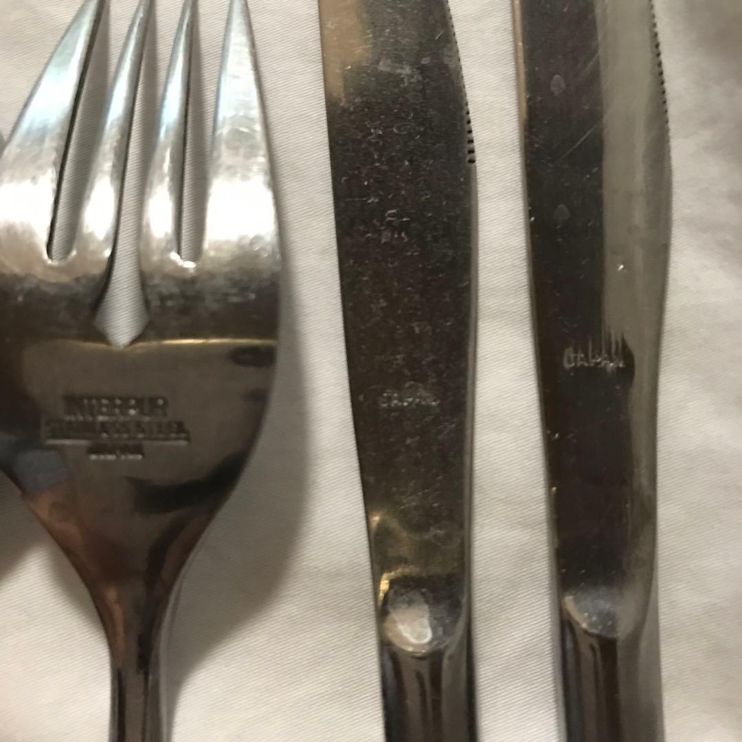 柄が木製のスプーンとナイフフォーク