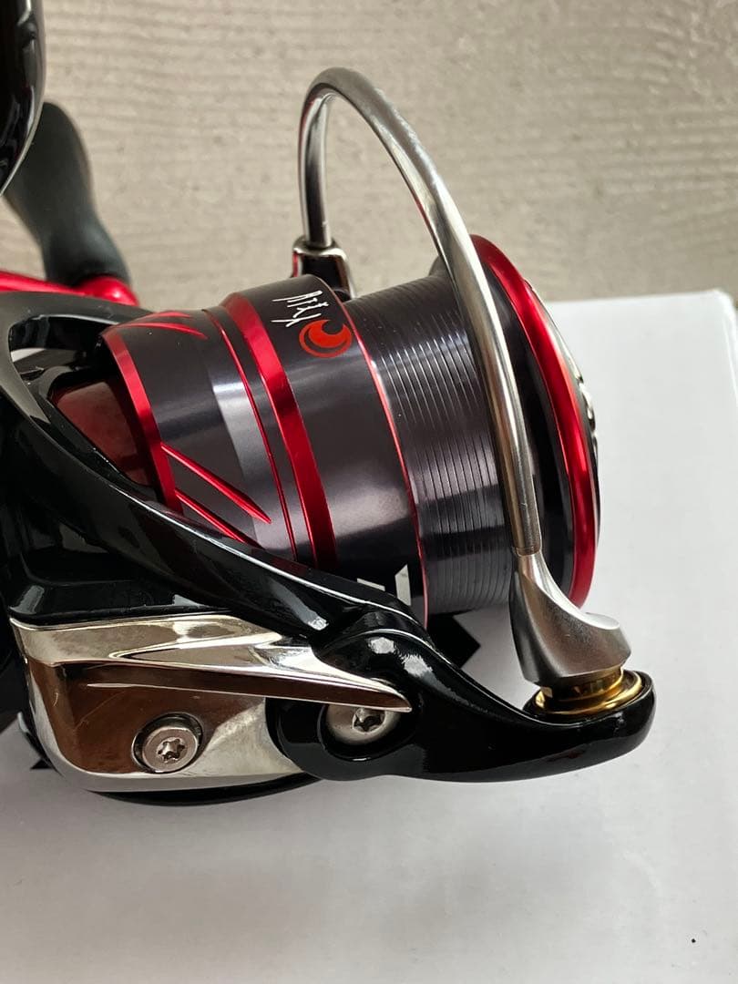 美品DAIWA スピニングリール 18月下美人MXLT 2000Sアジング海釣り