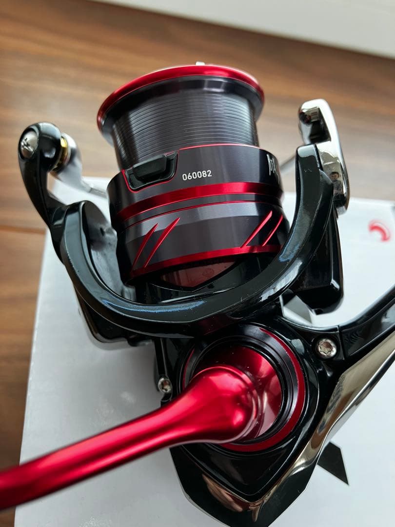 美品DAIWA スピニングリール 18月下美人MXLT 2000Sアジング海釣り
