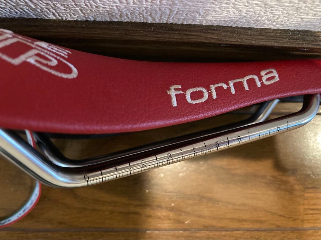 SELLE SMP forma サドル 限定カラー　 レッド/ブラック