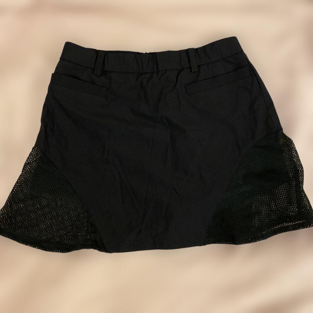 メッシュサイドパネル付き黒スカート
