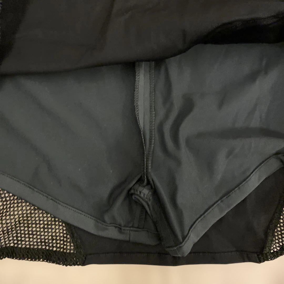 メッシュサイドパネル付き黒スカート
