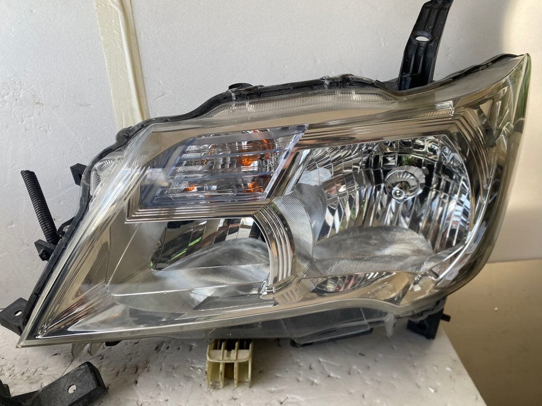 日産セレナ C26系 前期 純正ヘッドライト左右セットです。