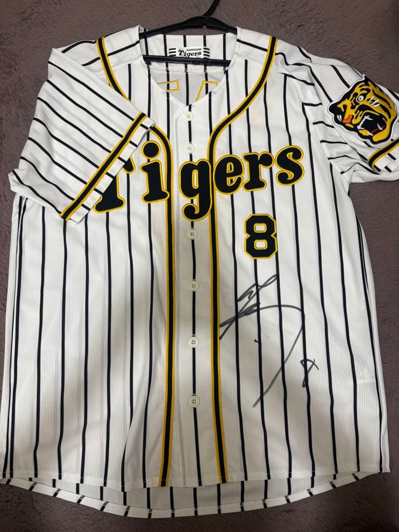 阪神タイガース　佐藤輝明選手　直筆サイン入りユニフォーム
