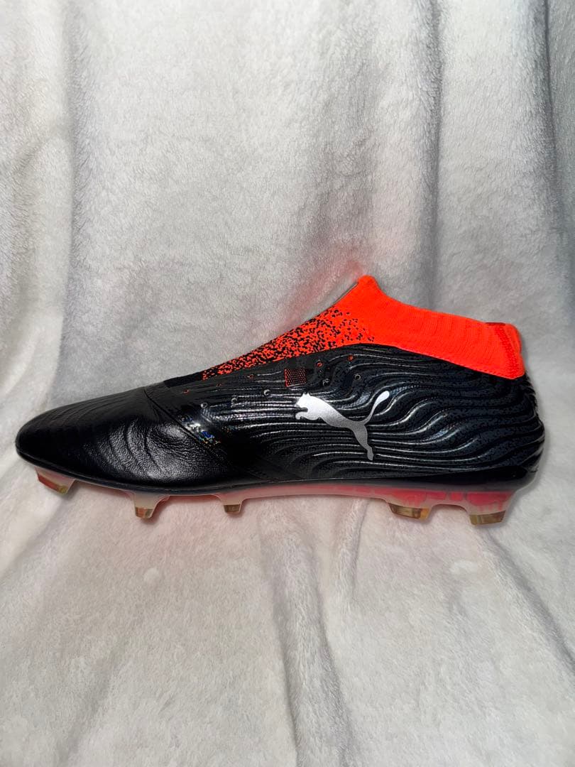 PUMA ONE サッカーシューズ 黒/オレンジ