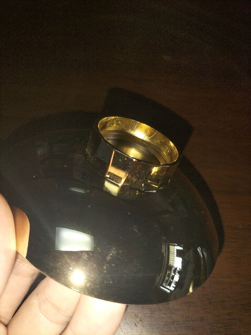 金のズシッとしたような皿2つです。