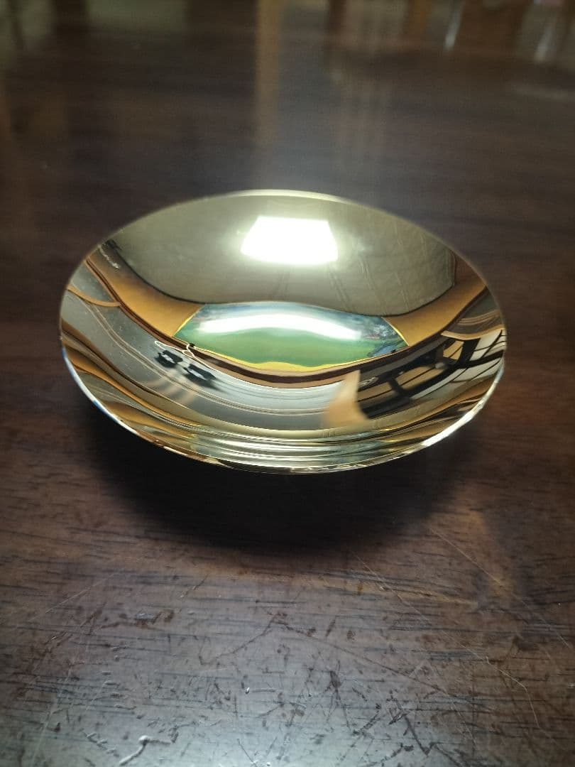 金のズシッとしたような皿2つです。