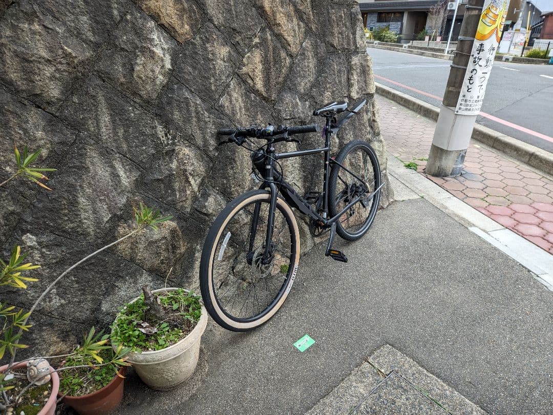 スポーツバイク ブラック クリームタイヤ