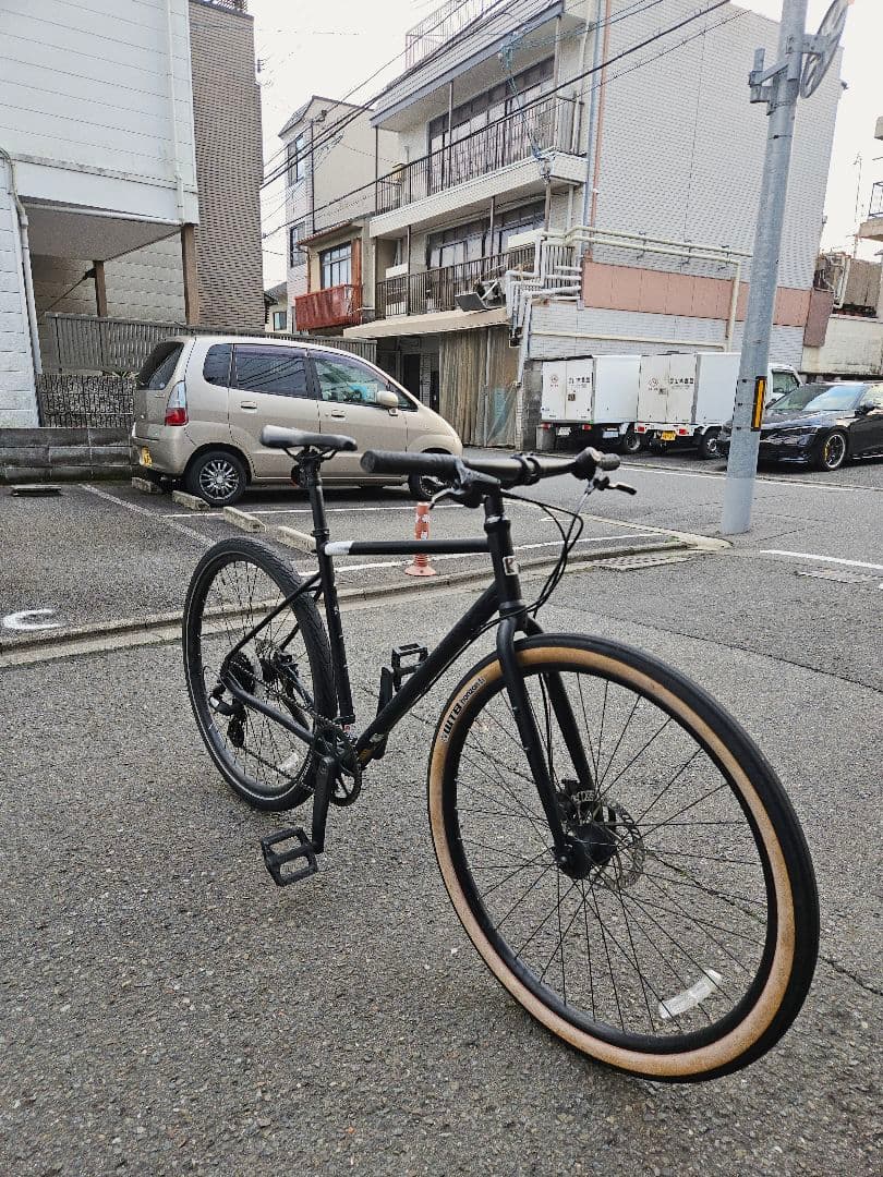 スポーツバイク ブラック クリームタイヤ