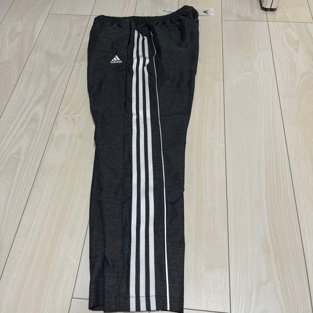 新品未使用　adidas グレー ジャージパンツ 3本ライン　黒　ブラック