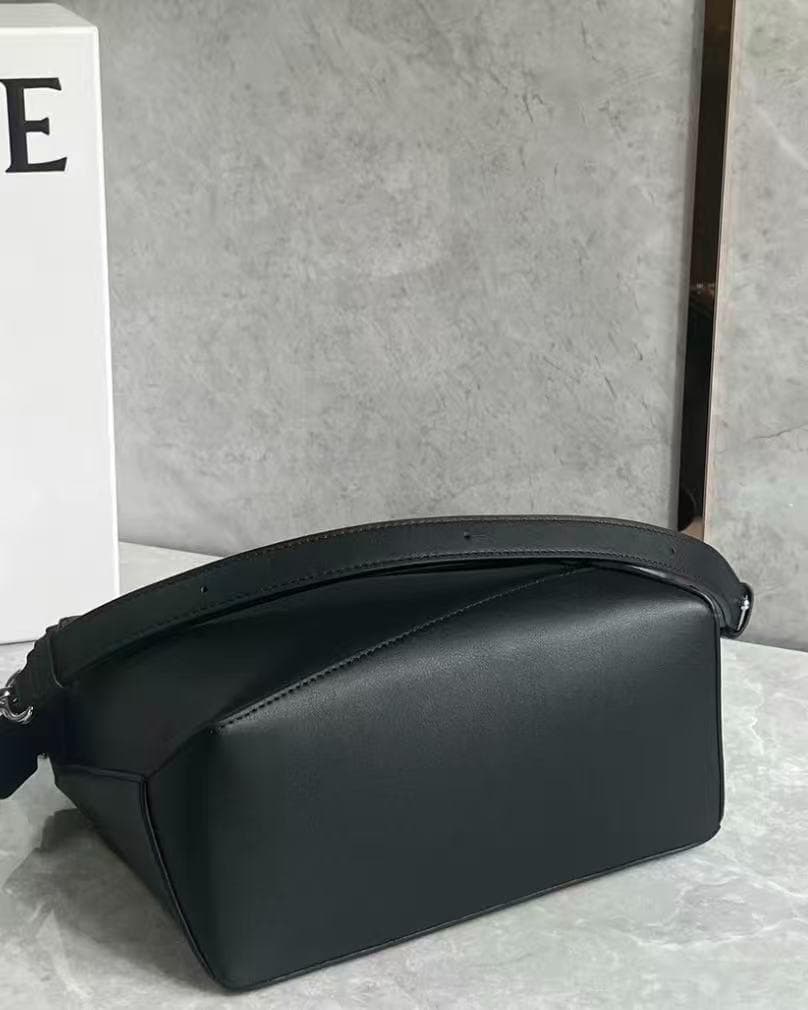 LOEWE ブラックレザーショルダーバッグ~~