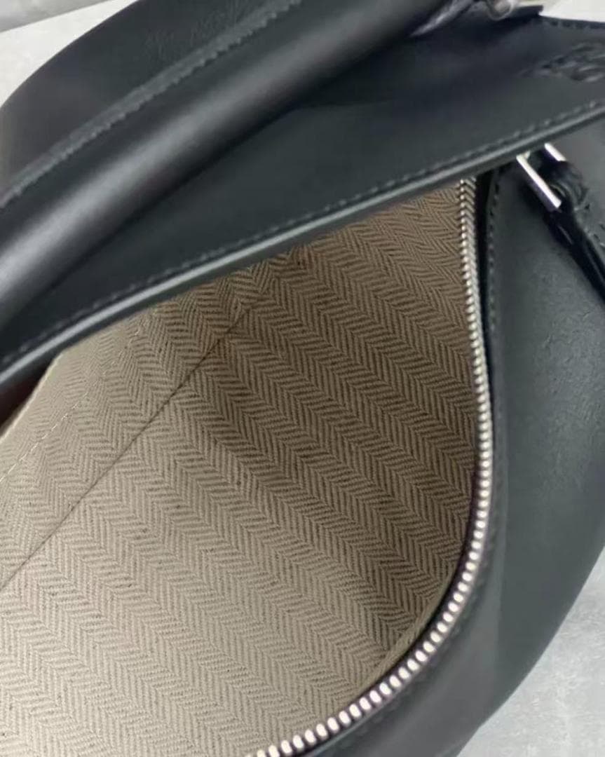 LOEWE ブラックレザーショルダーバッグ~~