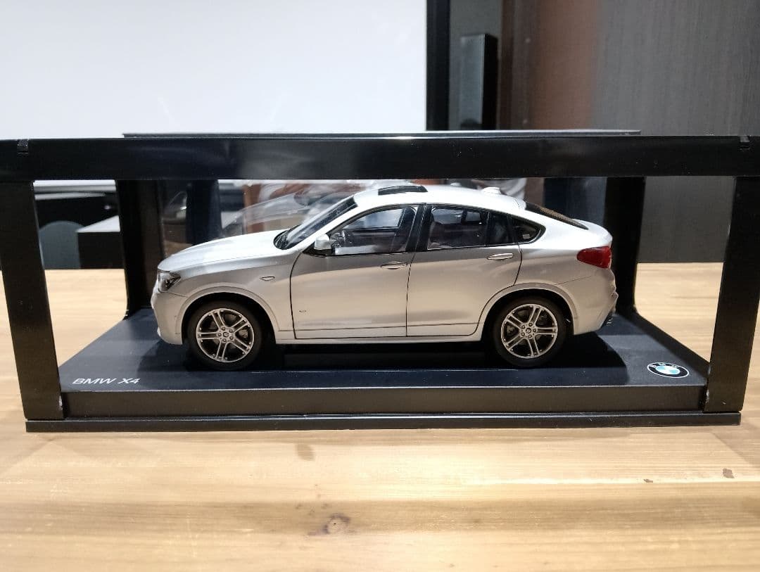 1/18  X4 F26　ディーラー品　ミニカー　シルバー