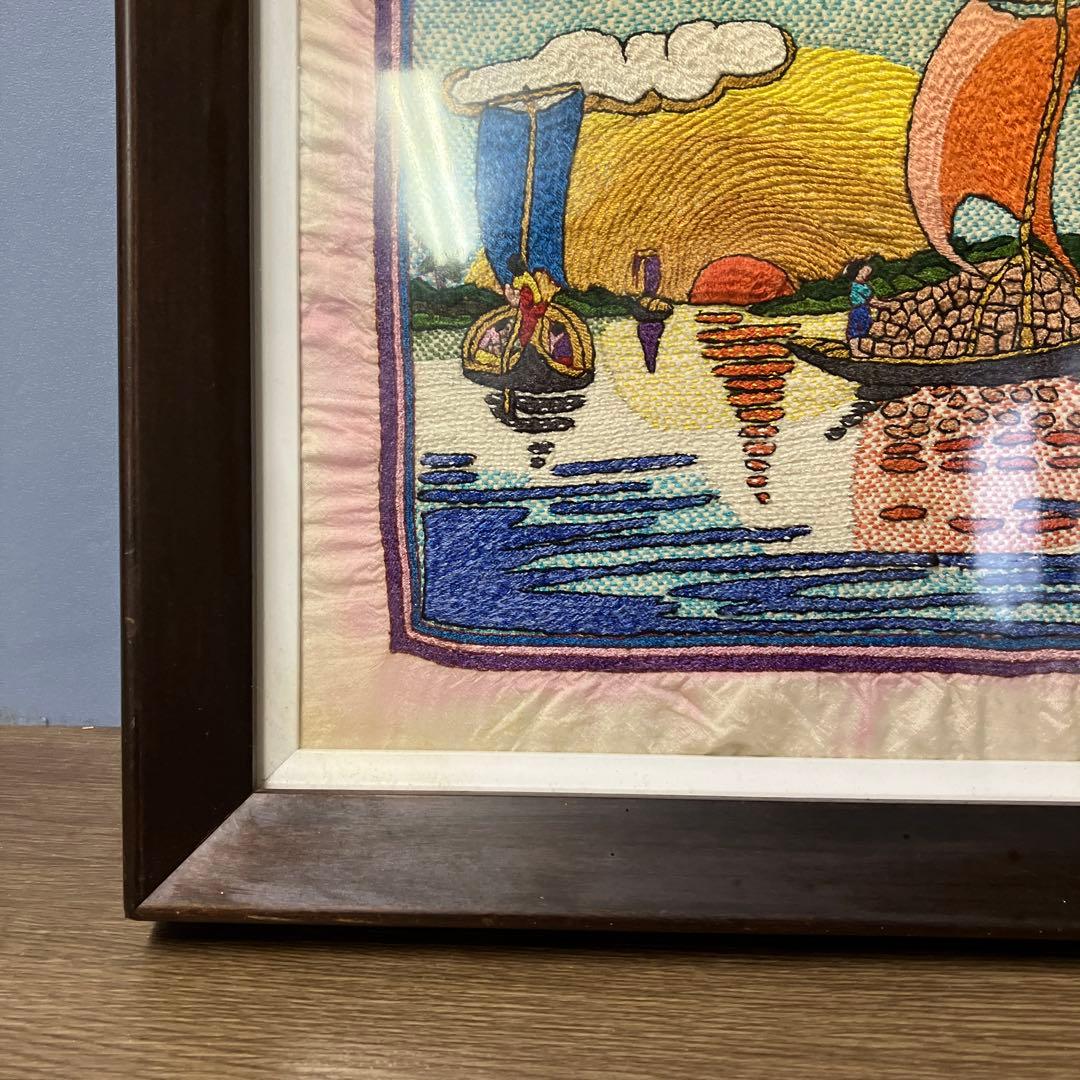 刺繍 額装 壁掛け 風景画 夕日と帆船 アジアンアート 伝統工芸 立掛け