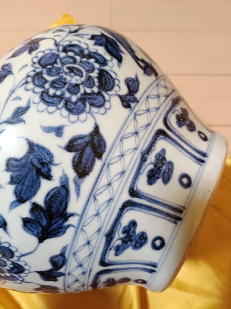 青い花柄の陶器の壺