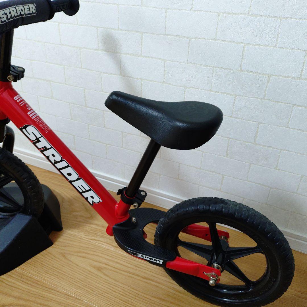 STRIDERスポーツ バランスバイク 赤 12インチと専用バイクスタンド