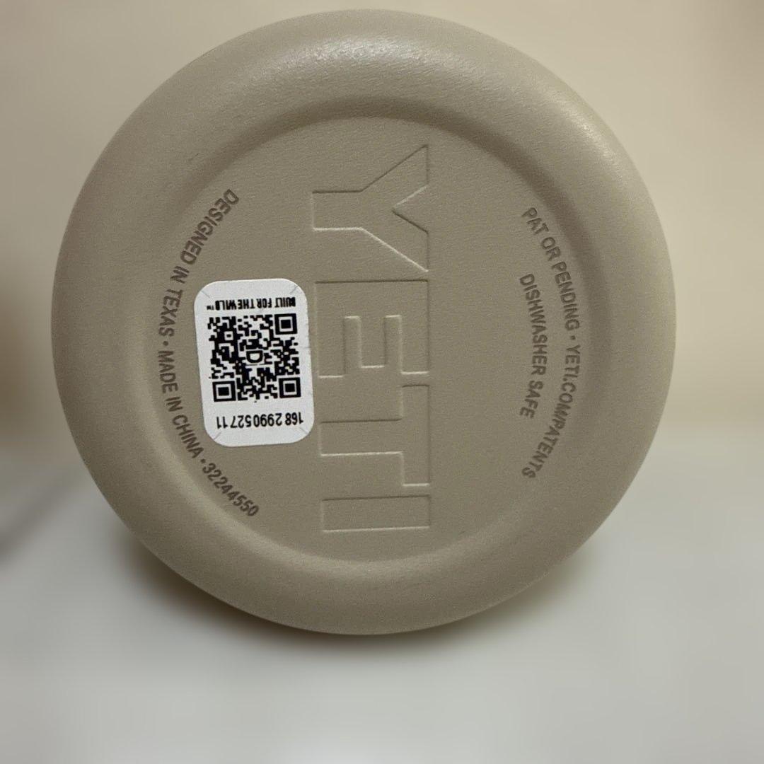 YETI Rambler Colster 缶クーラーカモフラージュ