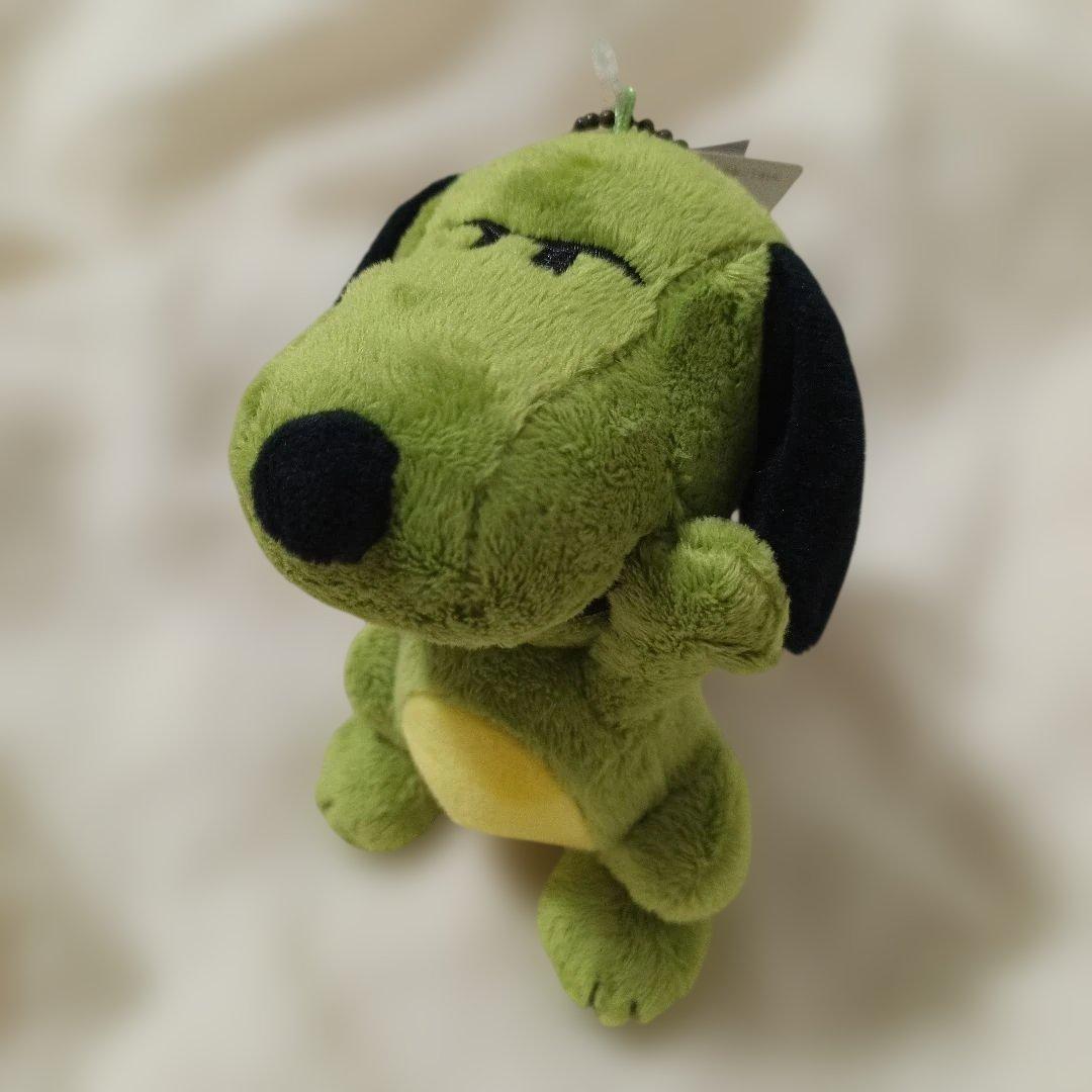 新品タグ付き　スヌーピー　PEANUTS　恐竜　ぬいぐるみ　キーホルダー　バッジ