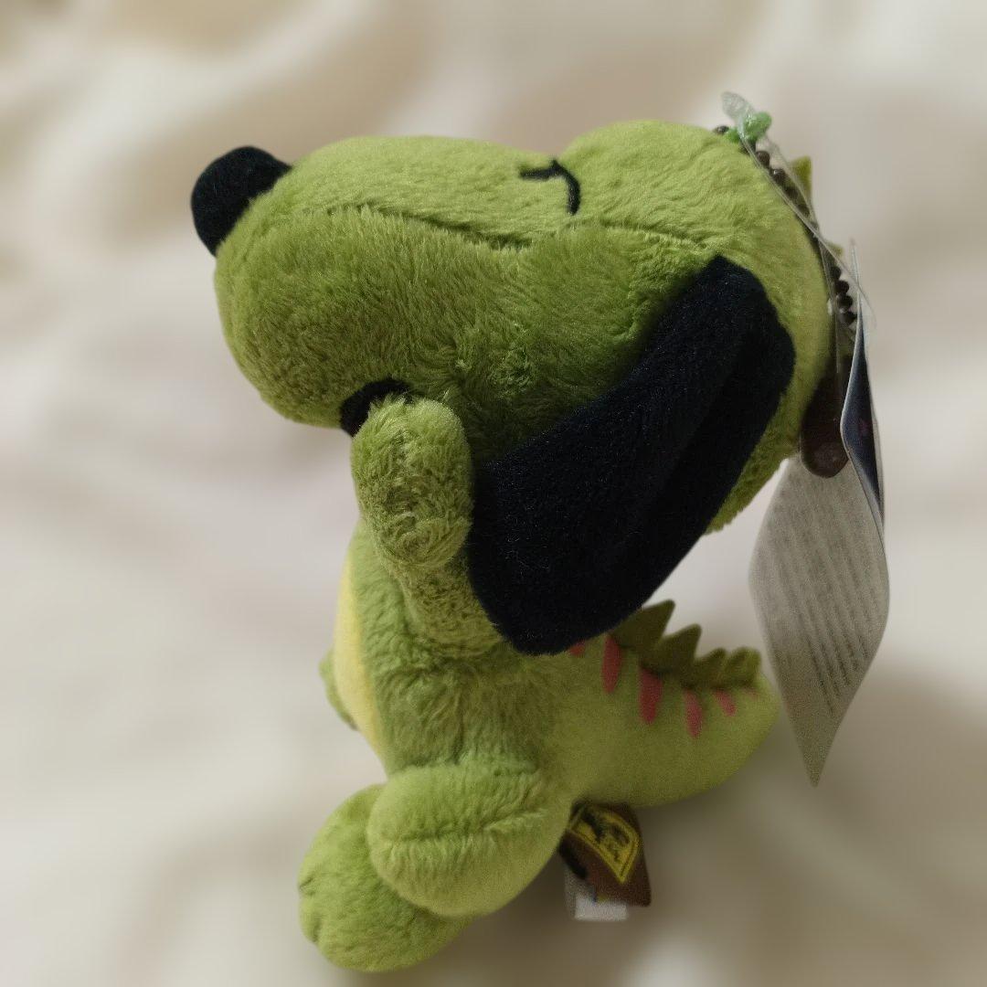 新品タグ付き　スヌーピー　PEANUTS　恐竜　ぬいぐるみ　キーホルダー　バッジ