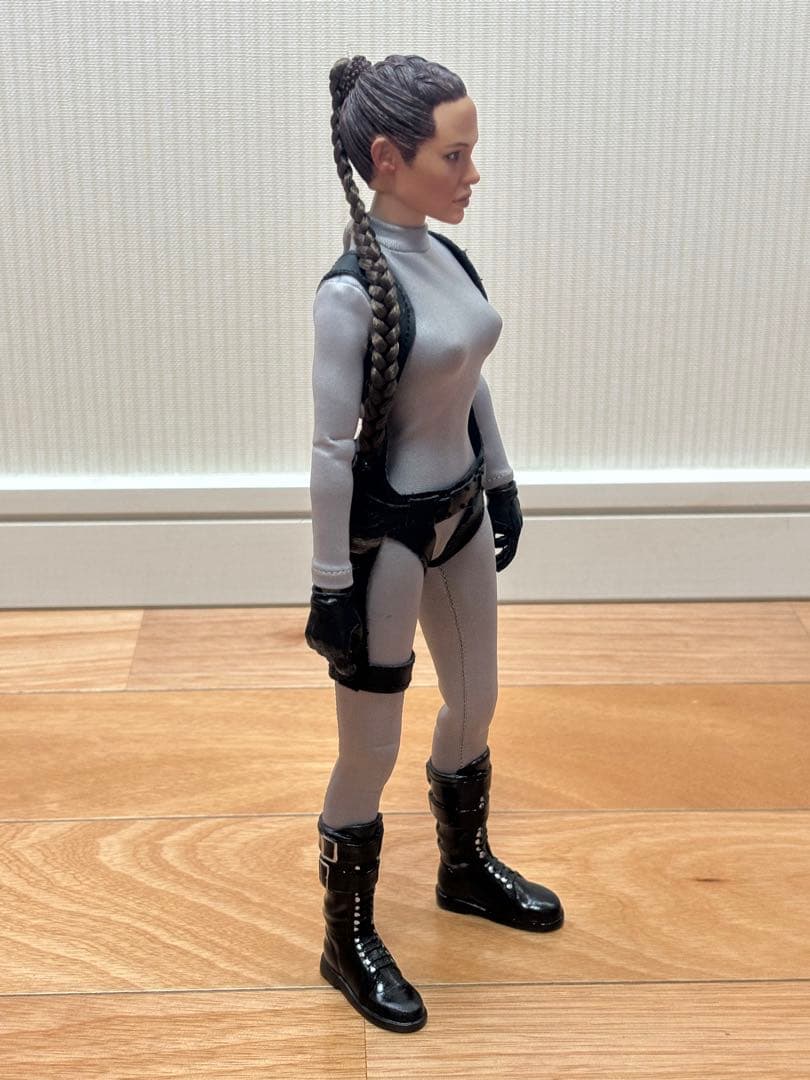1/6 トゥームレイダー ララ・クロフト フィギュア
