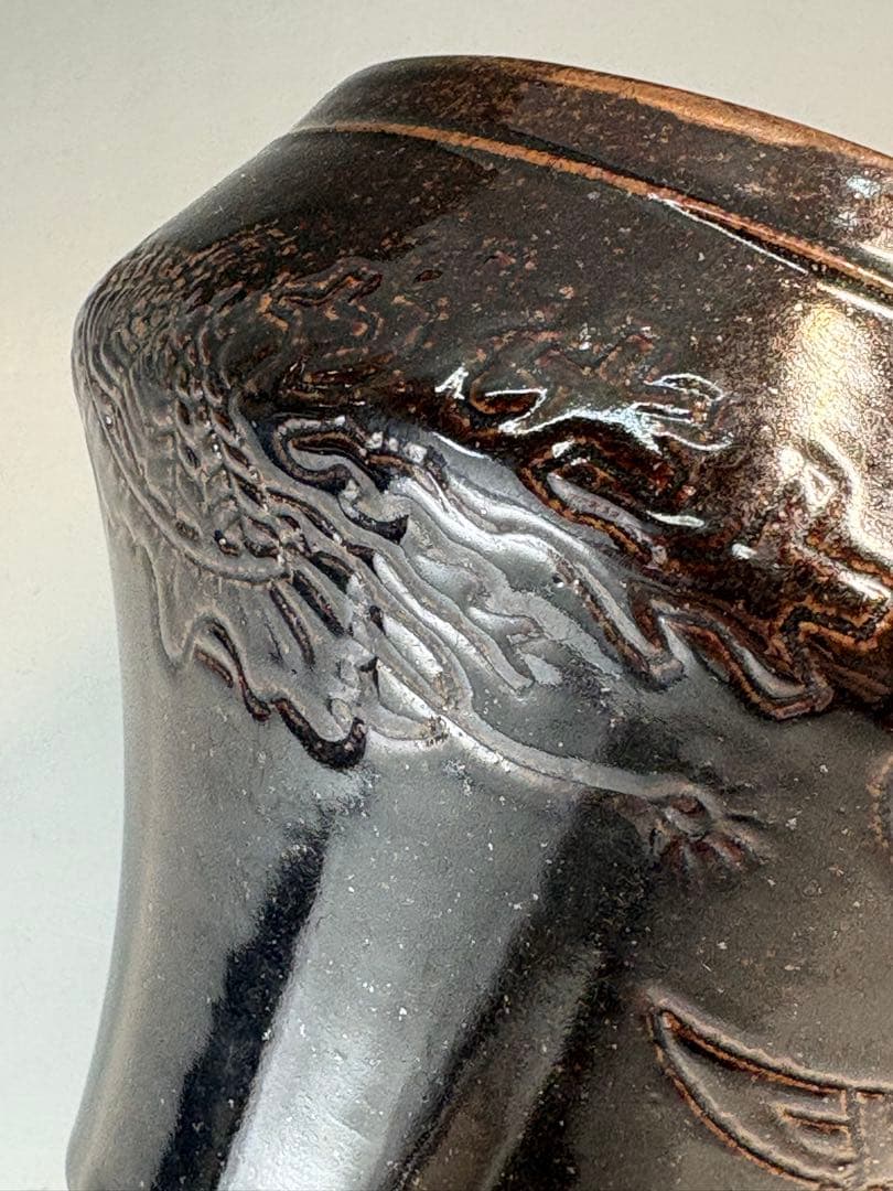 【中古品】茶道具　膳所焼　コマ形宝盡し建水（共箱）