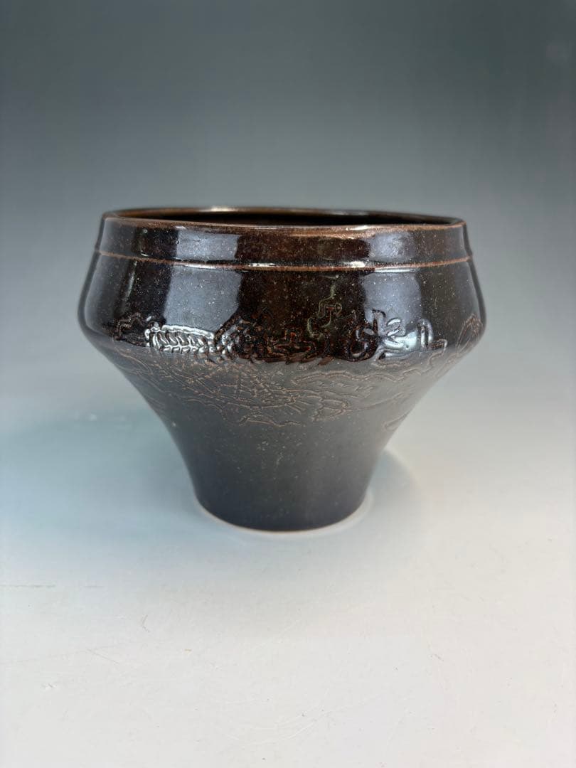 【中古品】茶道具　膳所焼　コマ形宝盡し建水（共箱）