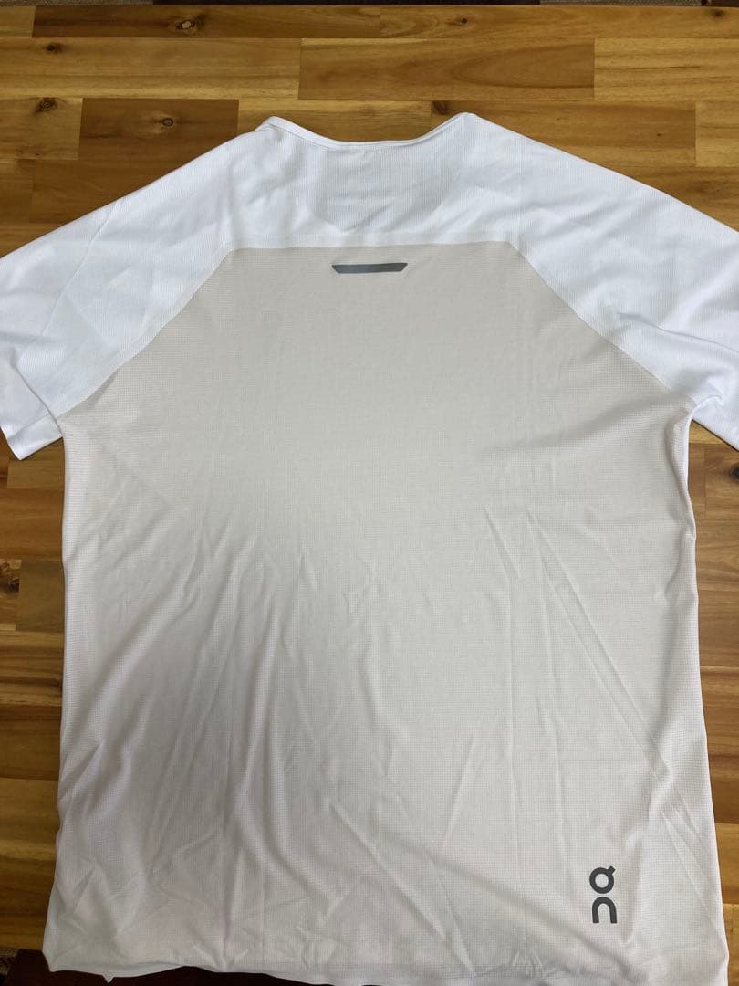 ON ホワイト ショートスリーブTシャツ