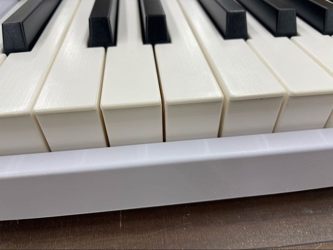 折りたたみ電子ピアノ　88鍵盤　充電タイプ　ホワイト 鍵盤ライト機能あり