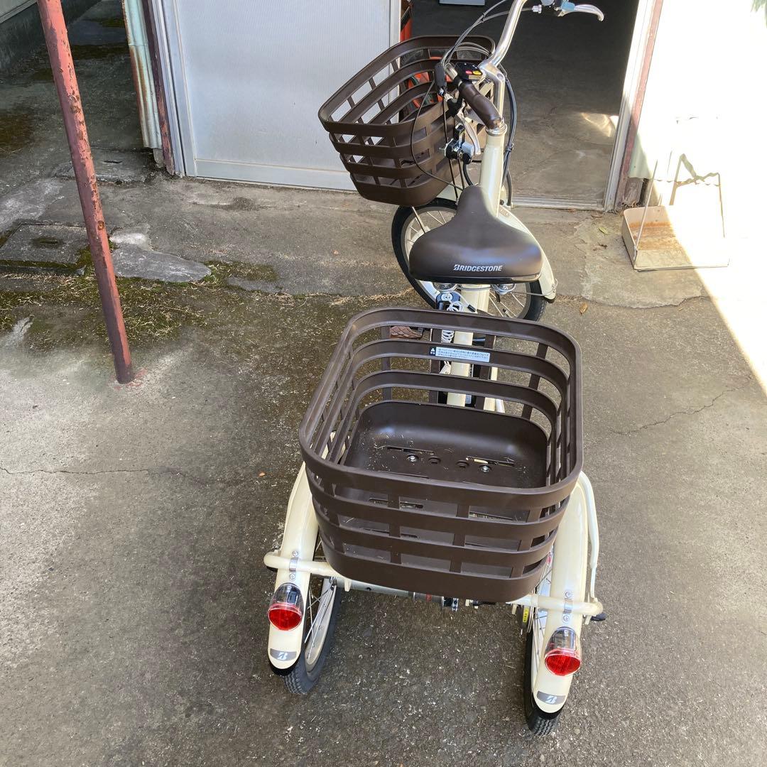 クリーム色 三輪電動アシスト自転車
