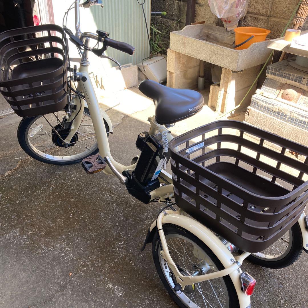 クリーム色 三輪電動アシスト自転車