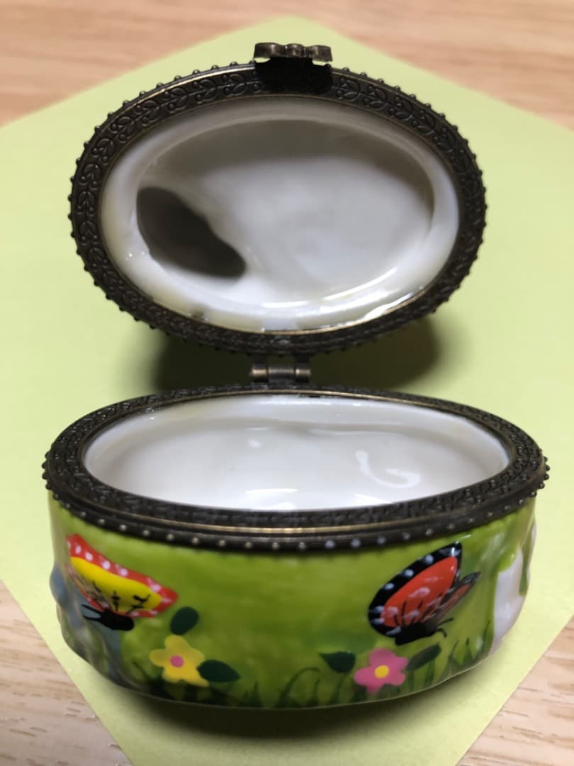猫と戯れる蝶ヨーロッパアンティークジュエリーボックス 小物入れ コレクション