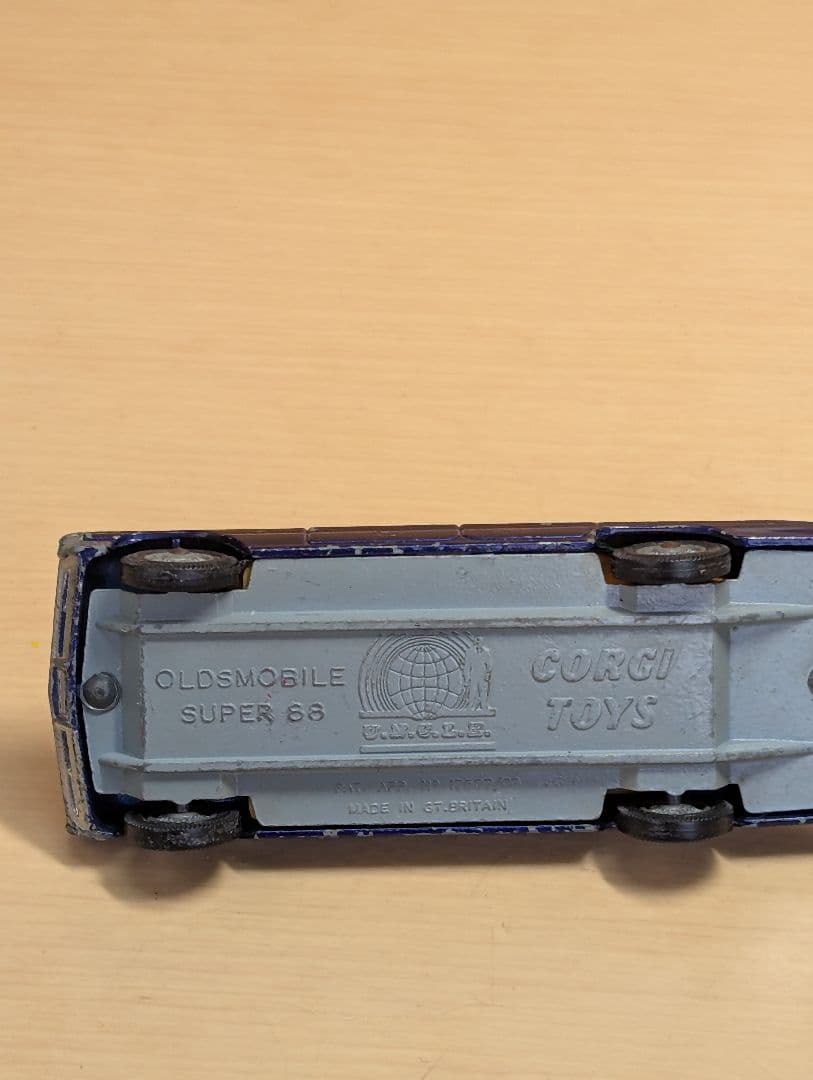 ミニカー CORGI TOYS OLDSMOBILE SUPER 88 U.N.C.L.E