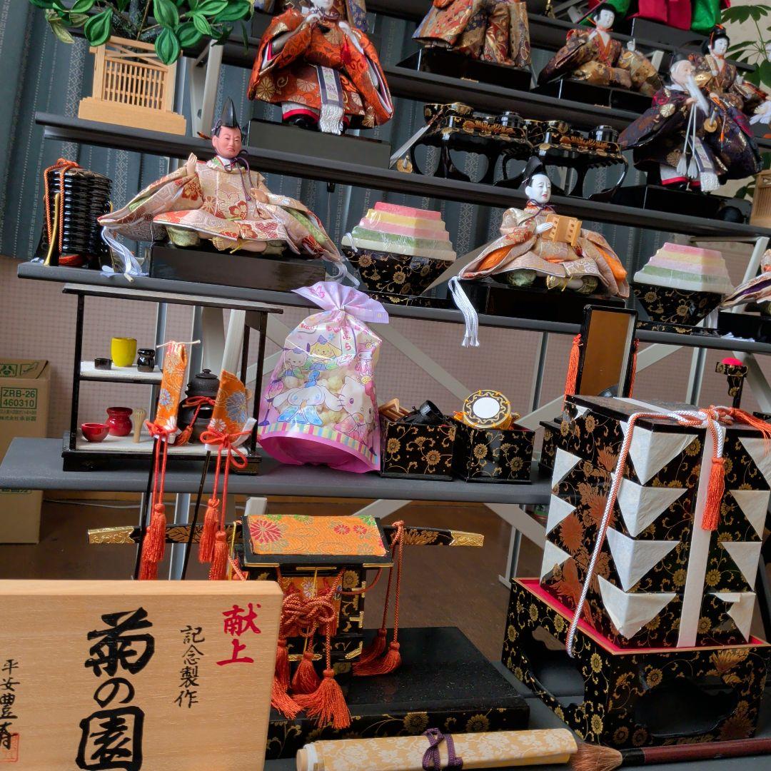 雛人形７段飾り　送料東京2万円超え福岡26000円超えます。場所によりお値段交渉