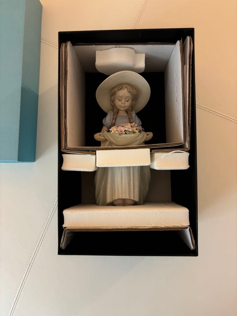 【新品完全品】リヤドロ LLADRO 人形 たくさん摘めたよ! 完全新品