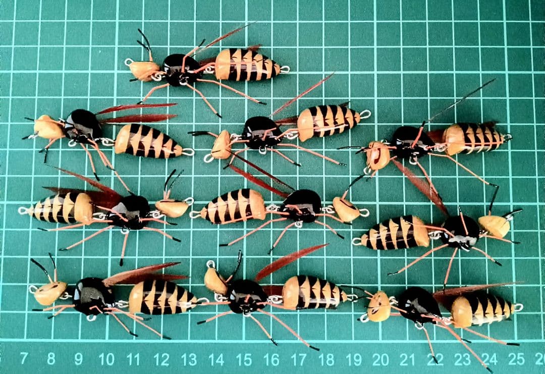 ハンドメイドフローティングルアー（スズメバチ）ジョイントタイプ