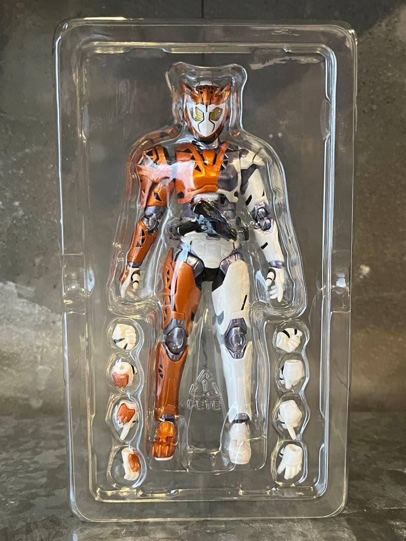 S.H.Figuarts 仮面ライダーバルキリー ラッシングチーター